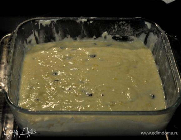 ВСе вылить в форму и поставить в разогретую духовку на 25-30мин