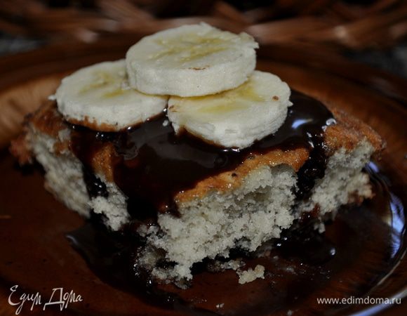 Готовый кекс выложить на решетку и дать остыть минут 20.Разрезать на 9 порций.Каждую порцию полить готовым шоколадным топпингом или приготовить самим,растопив шоколад на водяной бане ,добавить сливки,
перемешать ,полить сверху кекса. Украсить сверху банановыми кружочками.