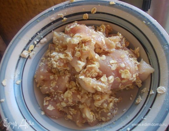 Куриное филе нарезать,посолить,добавить овсяные хлопья,добавить белок и специи, перемешать.Обжарить, помешивая, на сильном огне до хрустящей корочки 4 мин.А можно овсяные хлопья смолоть в кофемолке,панировать мясо в овсяной смеси и обжарить. 