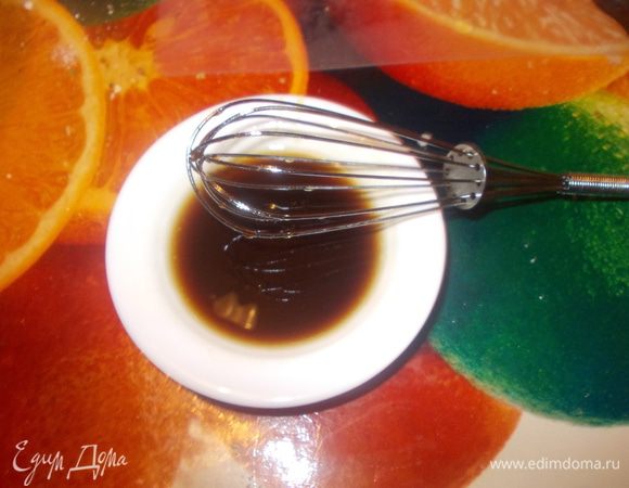 Для соуса смешать бальзамический уксус с мёдом и оливковым маслом.