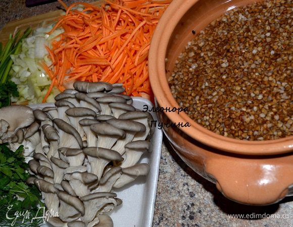 Промываю гречу, заливаю водой и оставляю часа на 2-3 (один к двум).
Соломкой натираю морковку, кубиком лук, режем грибы.