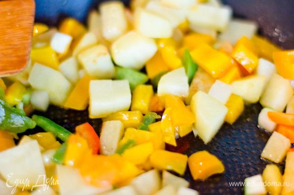 Картофель, цукини и перец нарезать кубиками и обжарить на сковороде с оливковым маслом.