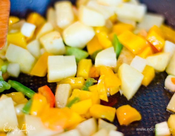 Картофель, цукини и перец нарезать кубиками и обжарить на сковороде с оливковым маслом.