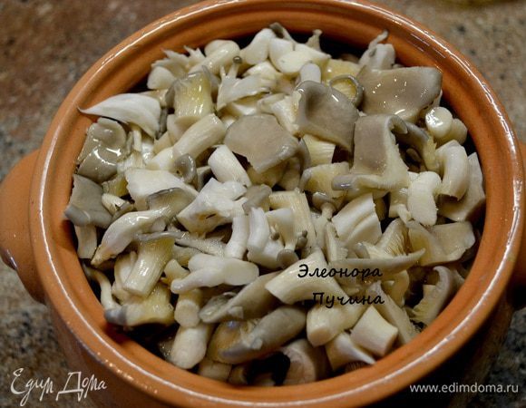 Когда греча разбухла добавляем слой лука, морковки, пару долек чеснока, перец, соль, масло подсолнечное ароматное, сверху грибы...