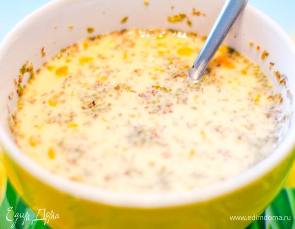 Вилкой взбить яйца, добавить молоко, орегано, щепотку соли и перца. Форму для запекания смазать оливковым маслом, выложить в нее овощи и залить смесью из яиц и молока. Поставить в разогретую до 180 градусов духовку на 40 минут, пока омлет не подрумянится. Перед подачей украсить помидорчиками.  