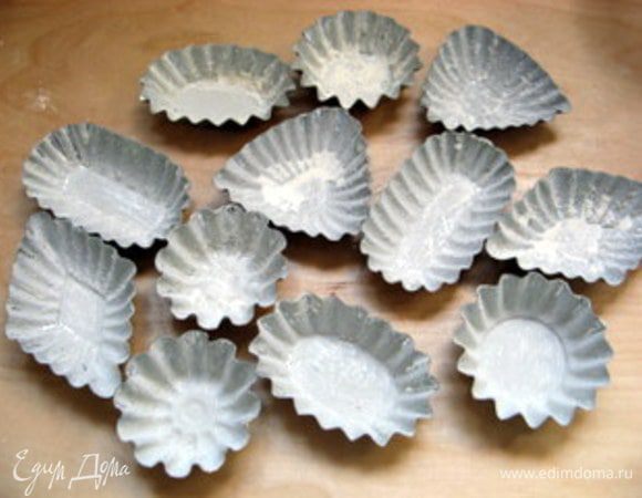 Формочки смазать маслом и присыпать мукой.