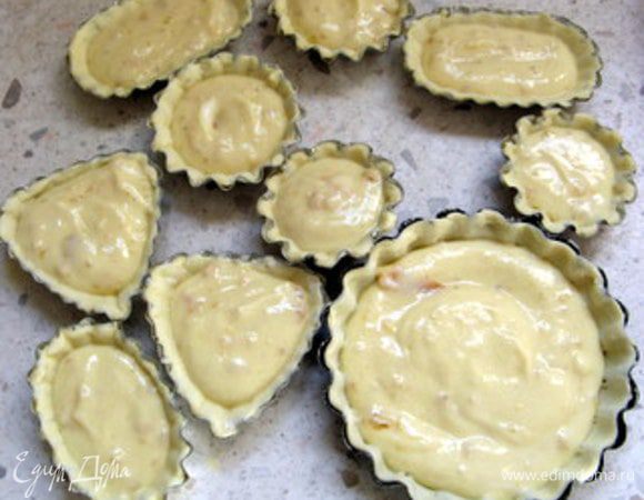 Теперь формочки можно наполнить кремом. Выпекать при 160-180° около 10-15 минут.