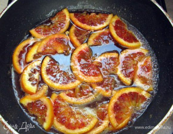 Нарезать цитрусовые кольцами.

В сотейнике растворить, нагрев, сахар с 150 мл воды. 

Как только сахар растает, опустить цитрусовые. Поварить их в сиропе около 15 минут. 
