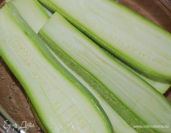 Кабачки нарежем вдоль полосками около 1см.,посолим.