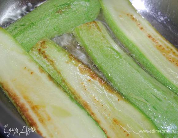 Обжарим на растительном масле до средней мягкости.