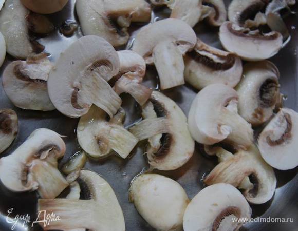 Шампиньоны нарежем тонкими слайсами и обжарим в сильно разогретом масле 5-7 минут.
