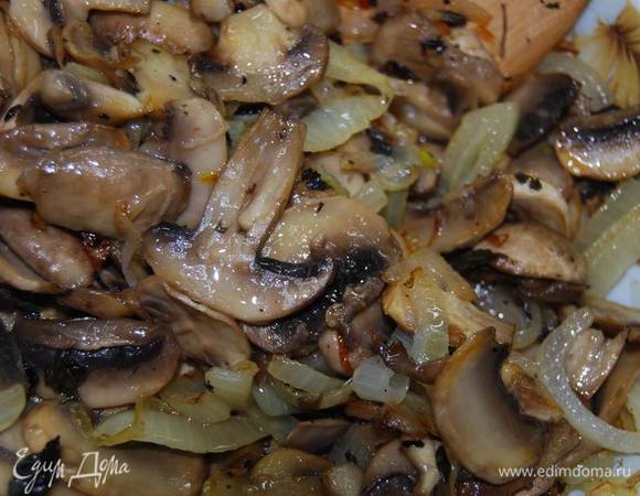 Можно добавить обжаренный полукольцами лук,добавив к нему немного сушеного базилика.