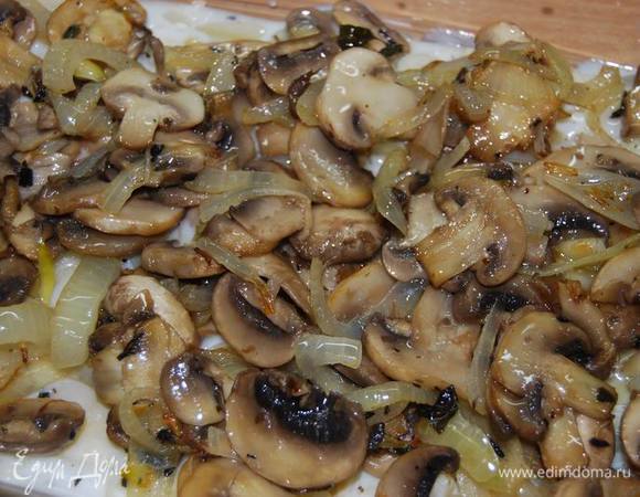 Собираем лазанью.
Листы для лазаньи,немного соуса бешамель,грибы.