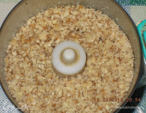 для начинки порубить грецкие орехи
