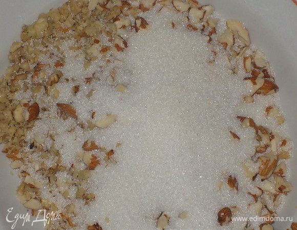 порубить миндаль,смешать с орехами и сахаром