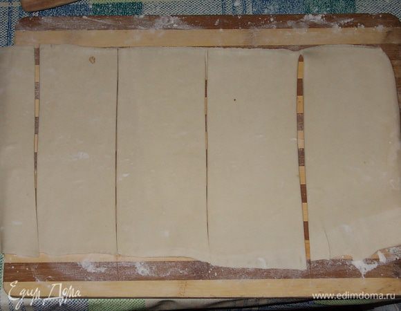 тесто раскатать и нарезать на полоски