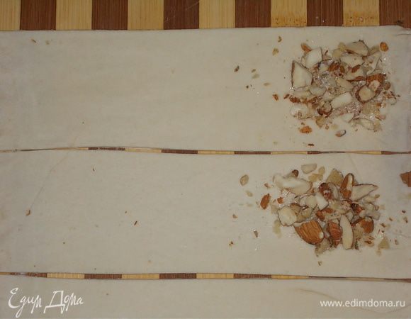 на конец каждой полоски выложить начинку и свернуть рулетики