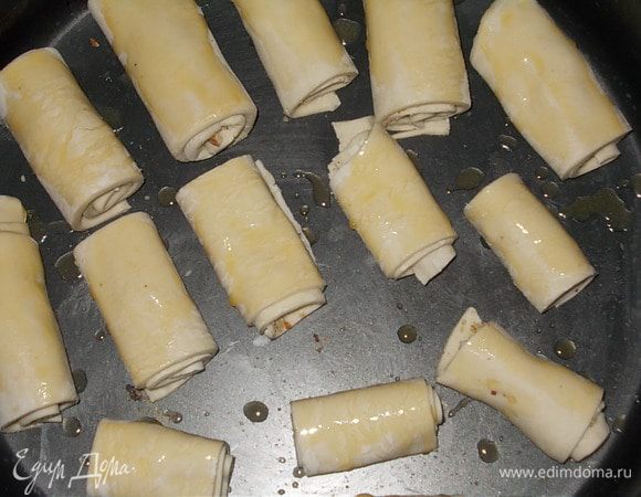 верх рулетиков смазать сливочным маслом
и выпекать 30 мин. до нежно золотистого цвета