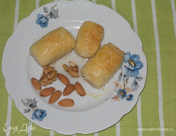 готовые рулетики выложить на тарелку,полить сиропом и украсить орехами