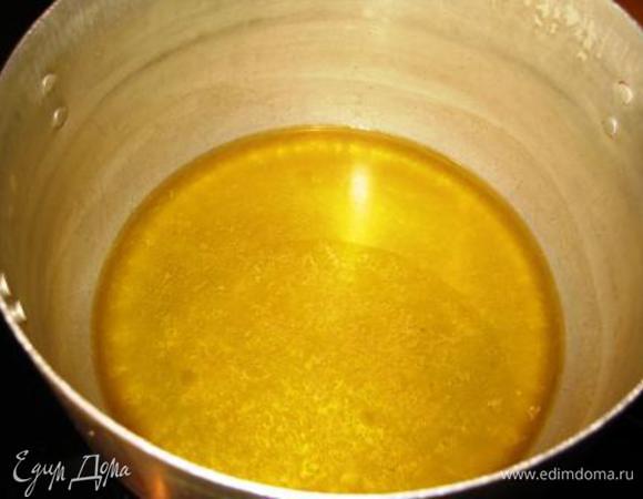 Нагреть в кастрюле на небольшом огне слив. масло и мед до растворения масла. Помешиваем. Снимаем с огня.