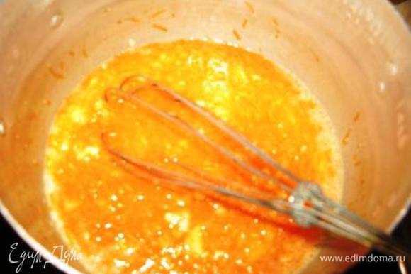 Вилкой взбиваем слегка яйцо и добавляем в медово-масляную смесь. Перемешиваем. Добавляем размятый вилкой банан и тертую морковь, перемешиваем.