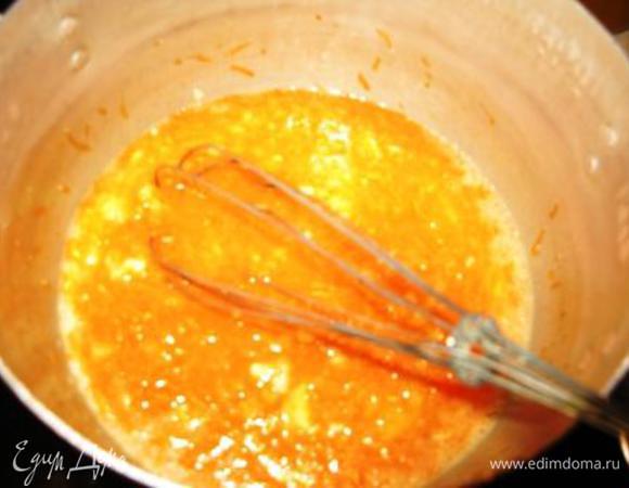 Вилкой взбиваем слегка яйцо и добавляем в медово-масляную смесь. Перемешиваем. Добавляем размятый вилкой банан и тертую морковь, перемешиваем.