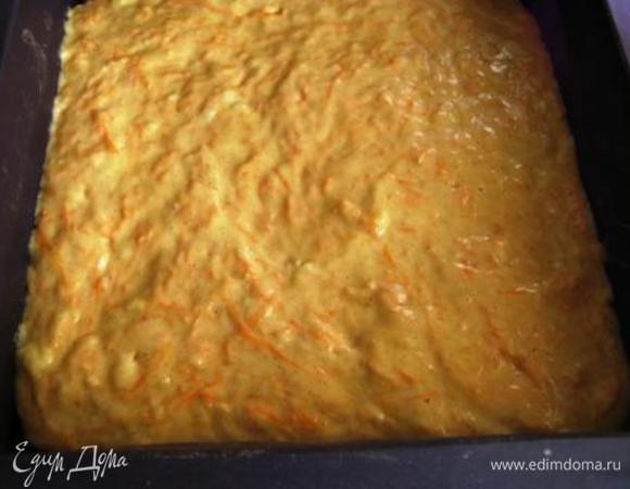 Всеиваем муку, смешанную с разрыхлителем, содой, солью и корицей.
Быстро перемешиваем. Буквально неск. движений. В тесте должны быть видны комочки, они разойдутся в процессе выпечки. Выкладываем в форму. У меня силиконовая, я ничем не смазывала.