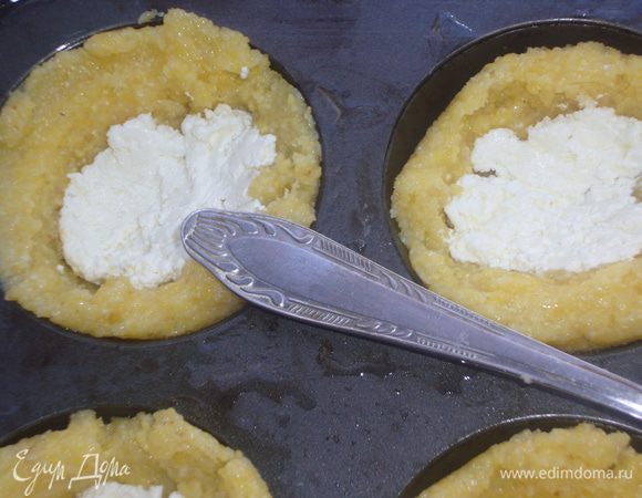 заполнить их творогом или брынзой