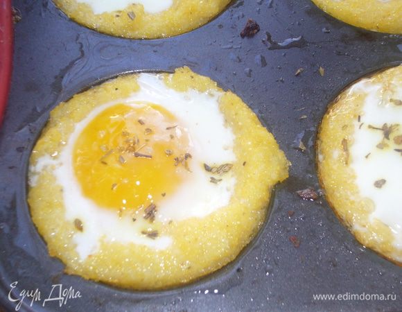 сверху-разбить яйца и в разогретую духовку на 12-15 мин/175 г пока не схватиться белок