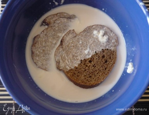Вымочить ломтики хлеба (у меня бородинский) в смеси сливок и яиц.