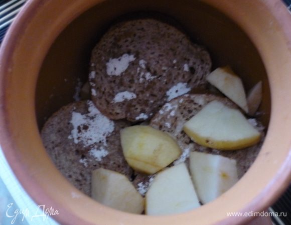 Стенки горшка смазать маслом и уложить слой хлеба, посыпав его сах.пудрой, корицей и мускатным орехом. Потом слой яблок, и так до полного заполнения горшка. 