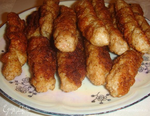 формируем колбаски длиной 3-4 см и толщиной2-2,5см.жарить на разогретой сковородке со всех сторон до готовности.