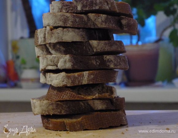 Нарезать сухой хлеб на ломтики