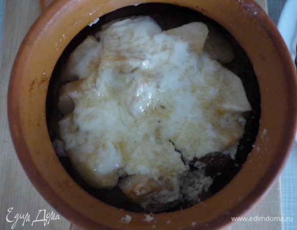 Сверху положить немного сметаны и засыпать  коричневым сахаром. Накрыть и поставить в умеренно нагретую духовку. Минут через... сорок, если яблоки нарезаны мелко, и через 60, если покрупнее, шарлотку можно доставать.