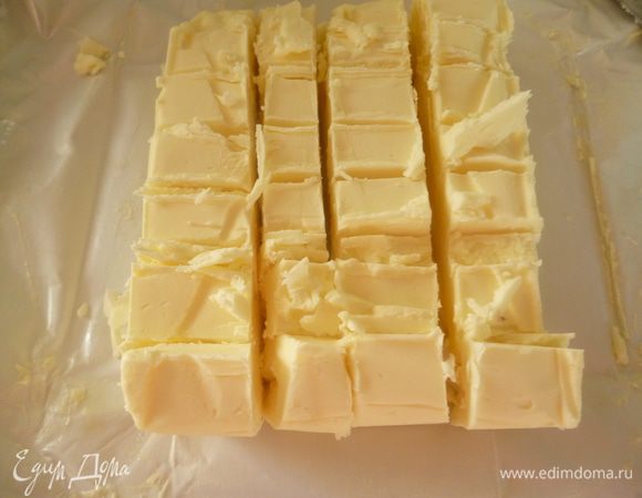 Масло охладите в холодильнике и нарежьте небольшими кубиками.