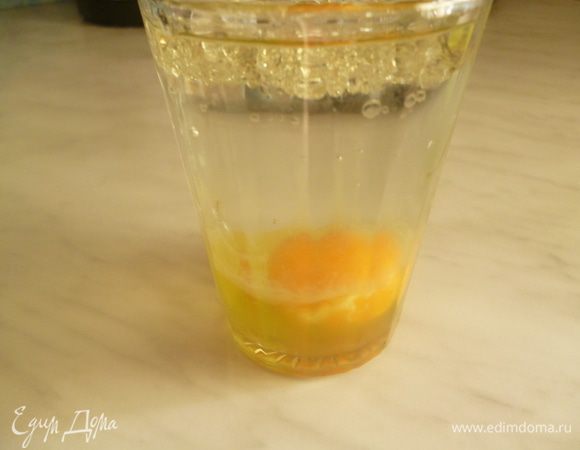 Налейте воду из холодильника до полного стакана.