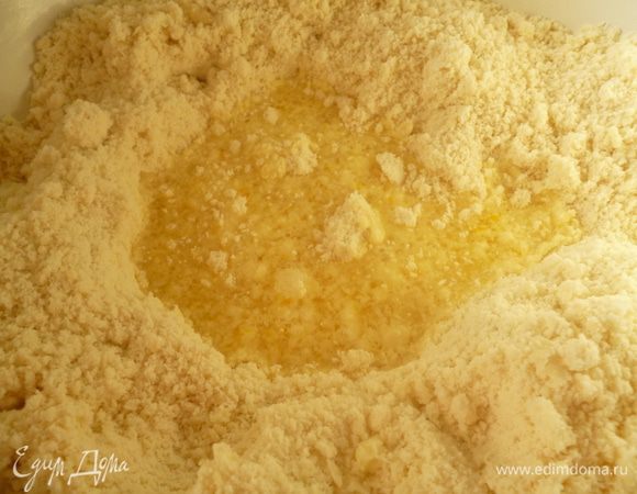Муку разотрите руками со сливочным маслом до состояния крошки и добавьте содержимое стакана.