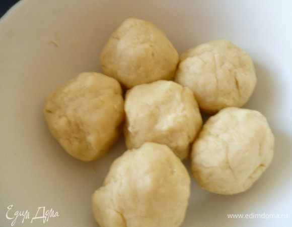 Замесите тесто, разделите его на 6–8 частей. Накройте пленкой и поставьте на 1 час в холодильник.