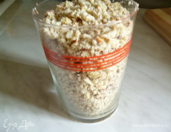 Приготовьте начинку: орехи слегка обжарьте на сухой сковороде или в духовке, измельчить скалкой.