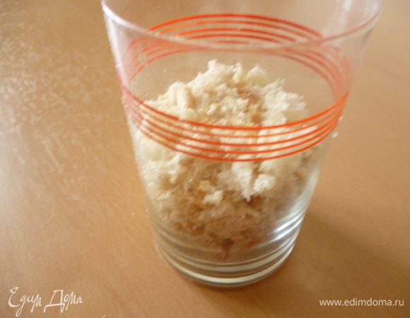 Приготовьте хлебные крошки.