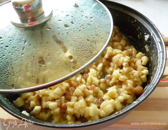 Нагрейте сковороду, растопите 50 г сливочного масла, затем высыпьте туда хлебные крошки и слегка их поджарьте, добавьте сахар и, помешивая, дайте сахару растаять наполовину. Добавьте сок половины лимона, перемешайте и добавьте нарезанные яблоки. Постоянно помешивая, дайте яблокам протушиться до полумягкого состояния( 10–15 минут), затем добавьте изюм и еще потушите 2–3 минуты. Выключите огонь и дайте остыть под крышкой.