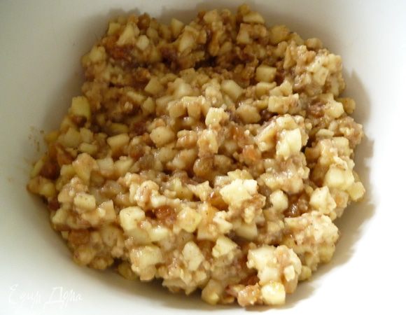 Добавьте орехи, по желанию — корицу, ванилин или цедру лимона, перемешайте.