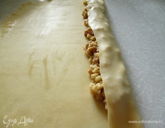 Аккуратно сверните рулет.