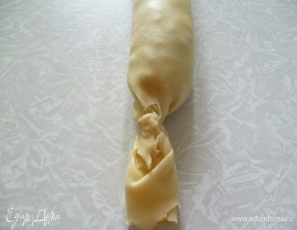 Концы рулета закрутите как конфету и отрежьте хвостики.