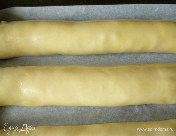 Рулеты выложите на противень, выстланный бумагой для выпечки. Поверхность рулетов смажьте растопленным сливочным маслом. Выпекайте при180°C 25–30 минут до золотистой корочки. Готовые рулеты переложите на доску и теперь есть два варианта работы.<br />
Если вы любите хрустящее тесто, смажьте поверхность штруделя топленым сливочным маслом, а если помягче, тогда смажьте поверхность штруделя кисточкой, смоченной водой, и после этого накройте полотенцем, дайте постоять минут 15–20. Затем посыпьте сахарной пудрой и можно пробовать. Приятного вам чаепития!