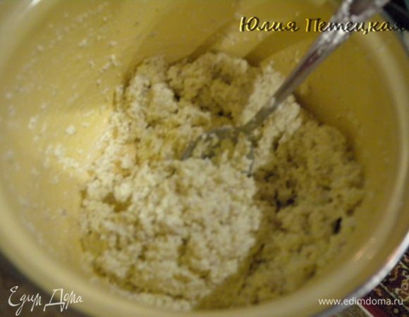 Тесто. Взбить яйца с сыром (творогом), сахаром и солью. Добавить муку по замесить ложкой очень мягкое и липкое тесто.
Разделить на 3 части. В этот раз я делала с хлопьями. Замесила очень мягко. Дала постоять минут 10. Потом обасила буквально 1.5 ст л муки обычной и перемешала. 
