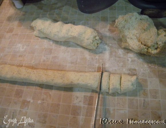 С одной скачать «колбаску» подсыпая муку (можно столько, сколько хотите подсыпать, только сразу резать и в воду. А то тесто впитывает муку. Толщиной примерно 3 см. Порезать на кусочки и сразу бросить в кипяток (в кастрюлю с горячей кипящей водой). Помешать. Как всплывут - проварить 5 минут. Достать из воды и добавить сливочного масла, перемешать. Так же с 2 кусками теста, которые остались. 