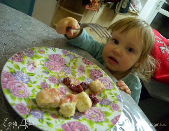 Можно делать и не сладкие вареники. Тогда подавать со сметаной. В данной ситуации подавать ленивые вареники полив соусом. Смачного!