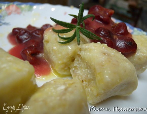 Крахмал можно сделать самостоятельно. Почистить картофель и потереть ее на терку (как на дируны). Залить холодной водой так чтобы стало жидким. Помешать ложкой. Помешивать ложкой через каждые 5 минут в течение 30 минут. Оставить на 1 час. На дно сосуда должен осесть крахмал. Осторожно не перемешивая снять картофельную массу, которая всплыла (и выбросить). Осторожно слить воду. Крахмал (он пока небольшой) перевести на сухой полотенце. И положить просушиваться. Время от времени полотенце менять на сухой. Сухой крахмал должен быть рассыпчатый (как куплен).
