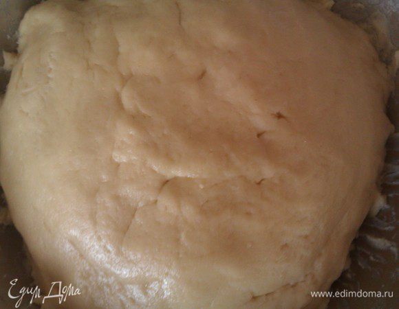 масло комнатной температуры и сахар взбить, добавить яйца. Взбить всё еще немного. 
Смешать с творогом(при необходимости творог протереть через сито).
У меня был творог в пачках, поэтому я протерла.
Вымешать всё до однородной массы.
Просеянную муку добавить вместе с разрыхлителем в твороженную массу и замесить тесто. Муку добавить при необходимости. Тесто не должно липнуть к рукам, но при этом должно оставаться мягким.
Готовое тесто поставить в холодильник на час.